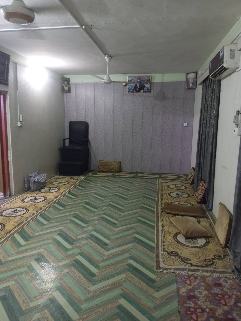 بيت للبيع دور السكك قرب روضة الزيتون 
المساحه 300 م
يحتوي على كراج سياره وحديقه صحيات خارجيه 
استقبال 8*4
مطبخ 5*4
ملحق صاله 3*2 ونص
صاله 5*4
غرفتين 4*3ونص 

+ مشتمل داخل البيت 
يحتوي على غرفه 6*4 وصحيات

 السعر 300 قابل للتفاوض 
غير متواجد عل فيس 
رقم الهاتف...***********
