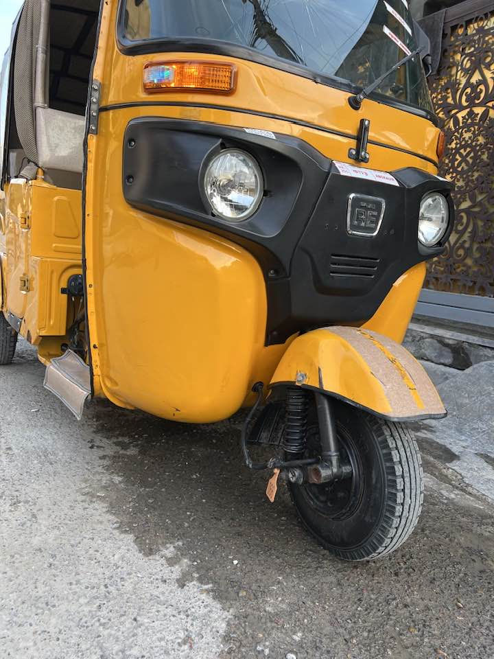 تكتك ثنين وعشرين للبيع بثمانية ونص وبيهة مجال : العنوان بغداد حي العامل رقم الهاتف ***********
