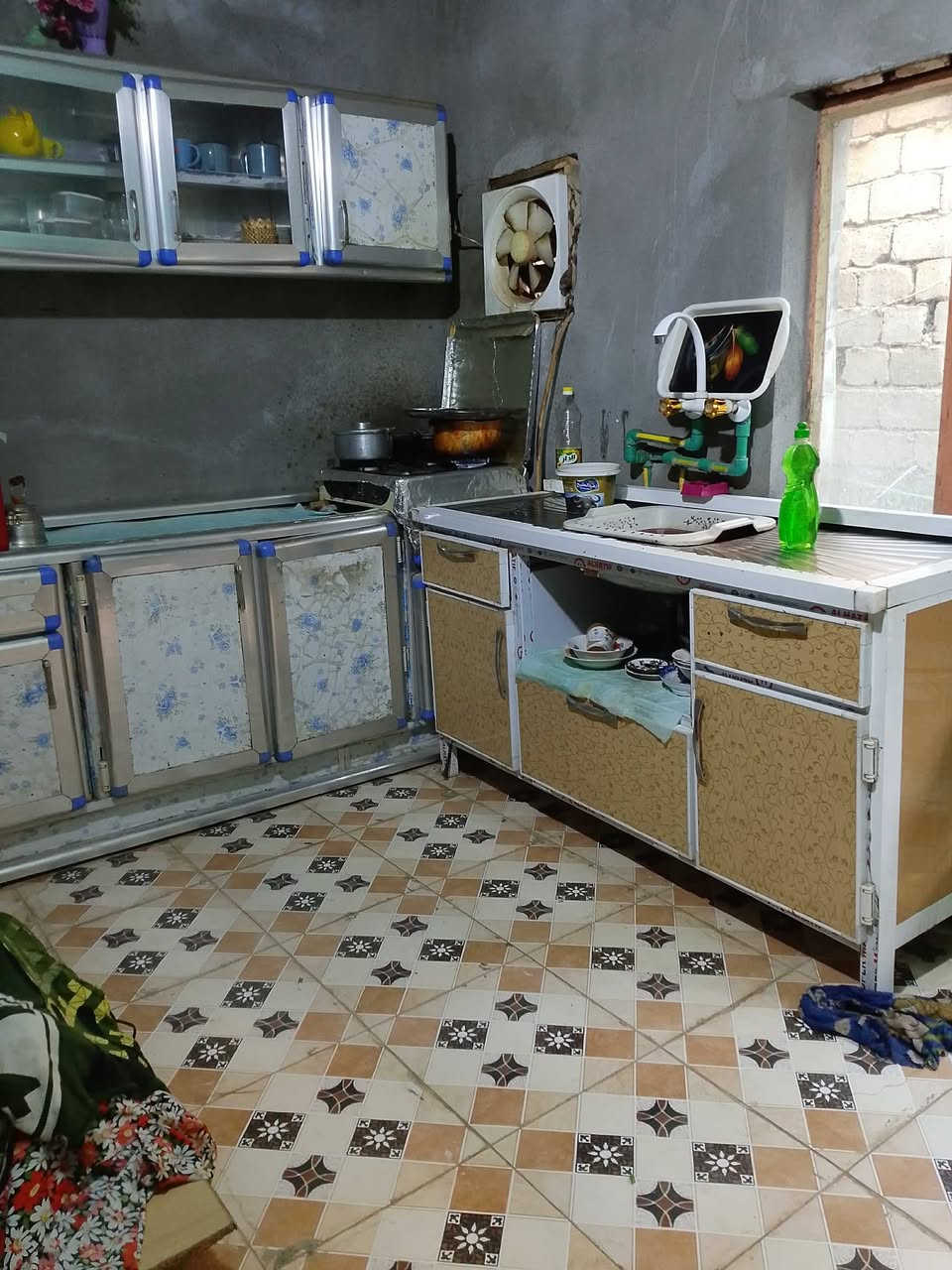 للبيع بيت طابو صرف مساحته 200متر طابقين مكون من اربع غرف نوم وكلدور جبير واستقبال جبير ومطبخ وصحيات وحديقة وطرمة وكراج مجاري وصرف صحي قريب من الشارع العام حي العسكري شارع 80 جهة النجف بفرع الصيدلية النموذجية واتساهل للشراي ***********
