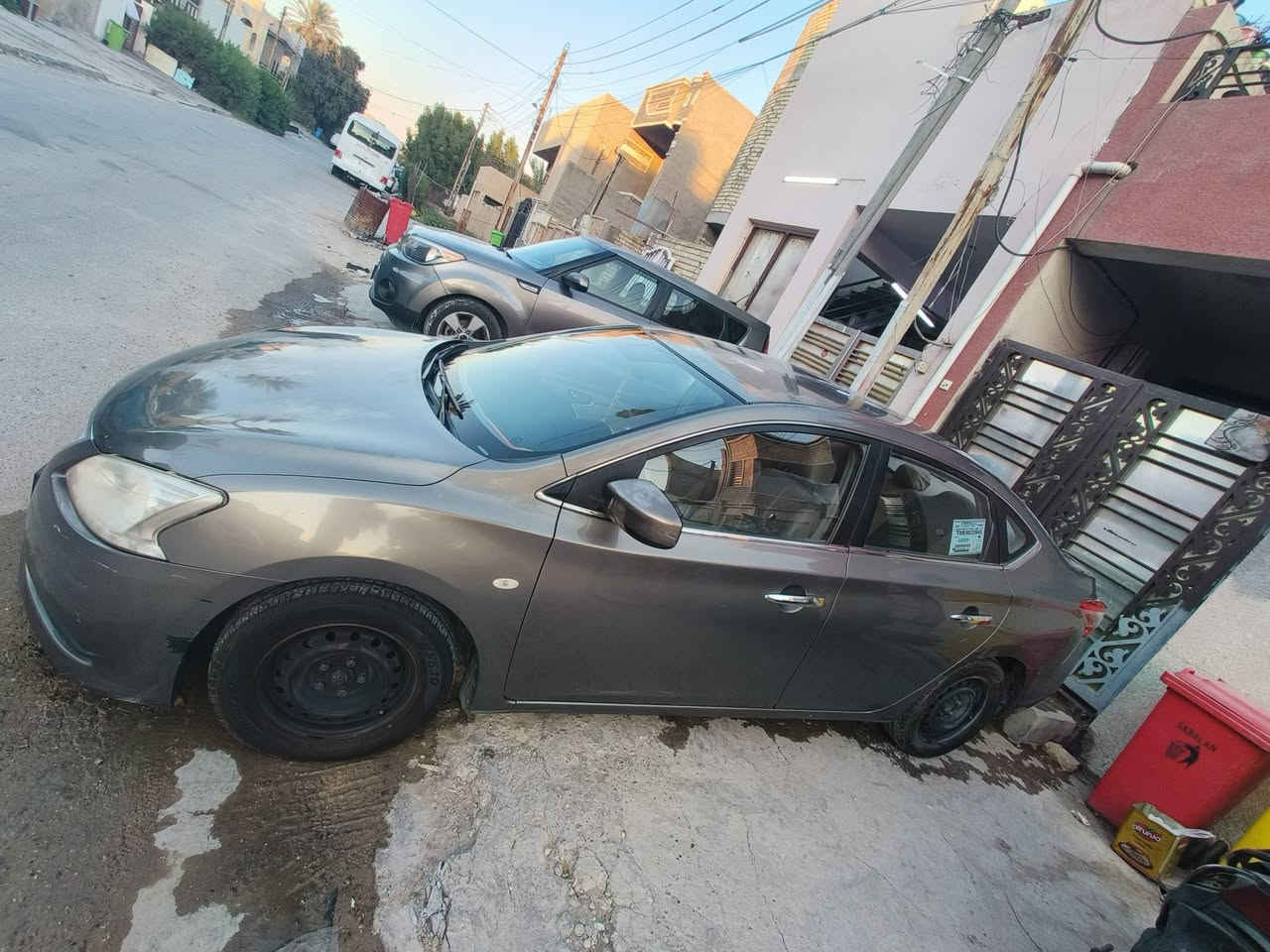 السلام عليكم للبيع فقط نيسان سنترا موديل 2016 خليجي رقم بغداد بأسمي 
لون فيلي 
بيها كم مكان جراد بدون صبغ بدون حادث 
محرك +كير + تبريد  بحالة ممتازه 
صدر بي نواقص 
تخم تاير جديد باتري جديد 
السياره ماشيه 140 الف 
السعر 112 بي مجال بسيط 
مكان السياره بغداد العامريه 
‏‪0773 207 3860‬‏
