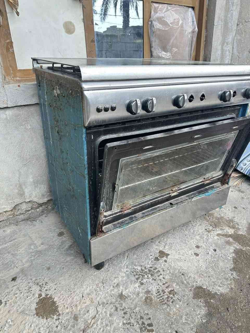 السلام عليكم ورحمة الله وبركاته من رخصه الادمن
طباخ LG خمس عيون بوري وليس نوزل يحتاجله إدامة بسيطة وتنظيف فقط وبالنسبه للجامه مال الفرن موجوده ويا السعر ١٠٠ الف 
(100,000) 

للاستفسار.   ***********
