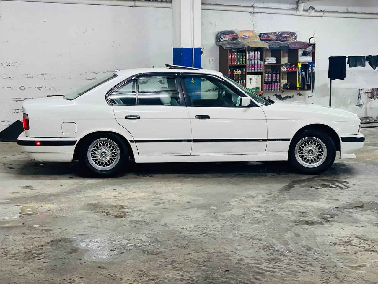 سڵاوی خوا لە هەموو لایەک 
بیئێم 525 کەپسی دیجیتاڵ 
مۆدێل 1991
رەقەم هەولێر سەنەوی ٩ مانگە بەسەر چوە رەقەمی تازەیە ژینگەی پێشوی دراوە 
پێش پانە 
لایت ئەڵقە 
دەعامی M
سلایت 
4 جام کارەبا 
ئەشیای تەبریتی پیوەیە نازانم ئیش دەکا یان نا گەرمی مەزبووت 
گیر مەکینە ئەکسل تەقە و رەقە بەشەرت 
عام و حیزام بەشەرت 
یەک جاملغ لیدرانی هەیە بێ ناو گرتن پێشی لای سەکن موس و براوە بەشەرت 
بناوکردن و تەحویل بەشەرت غرامە بەشەرت 
سعری 58 و مەجال 
*********** كويسينجاك, أربيل
