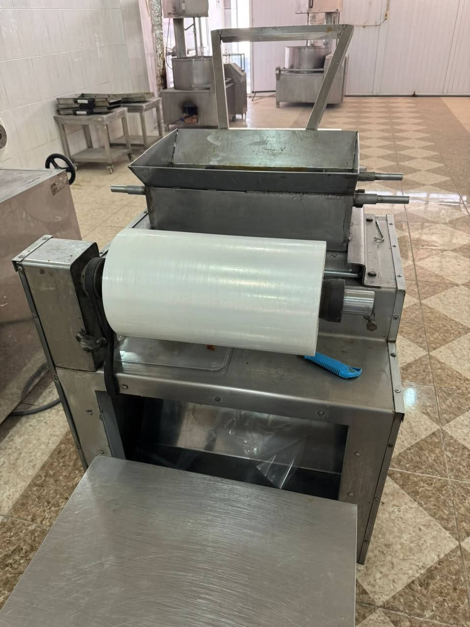 مكائن صناعية تغليف وتصنيع الحلويات للحجز والاستفسار راسلني وتساب ***********
