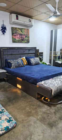 سعر مناسب دار طابو ركن بسمي مربع قاطين استقبال هول كبير وصحيات مطبخ طابق الثاني 3غرف وصحيات خلف مطعم حمه ناصر شورجه  اي استفسار نتصل على هذا راقم ***********وتساب هم بي
