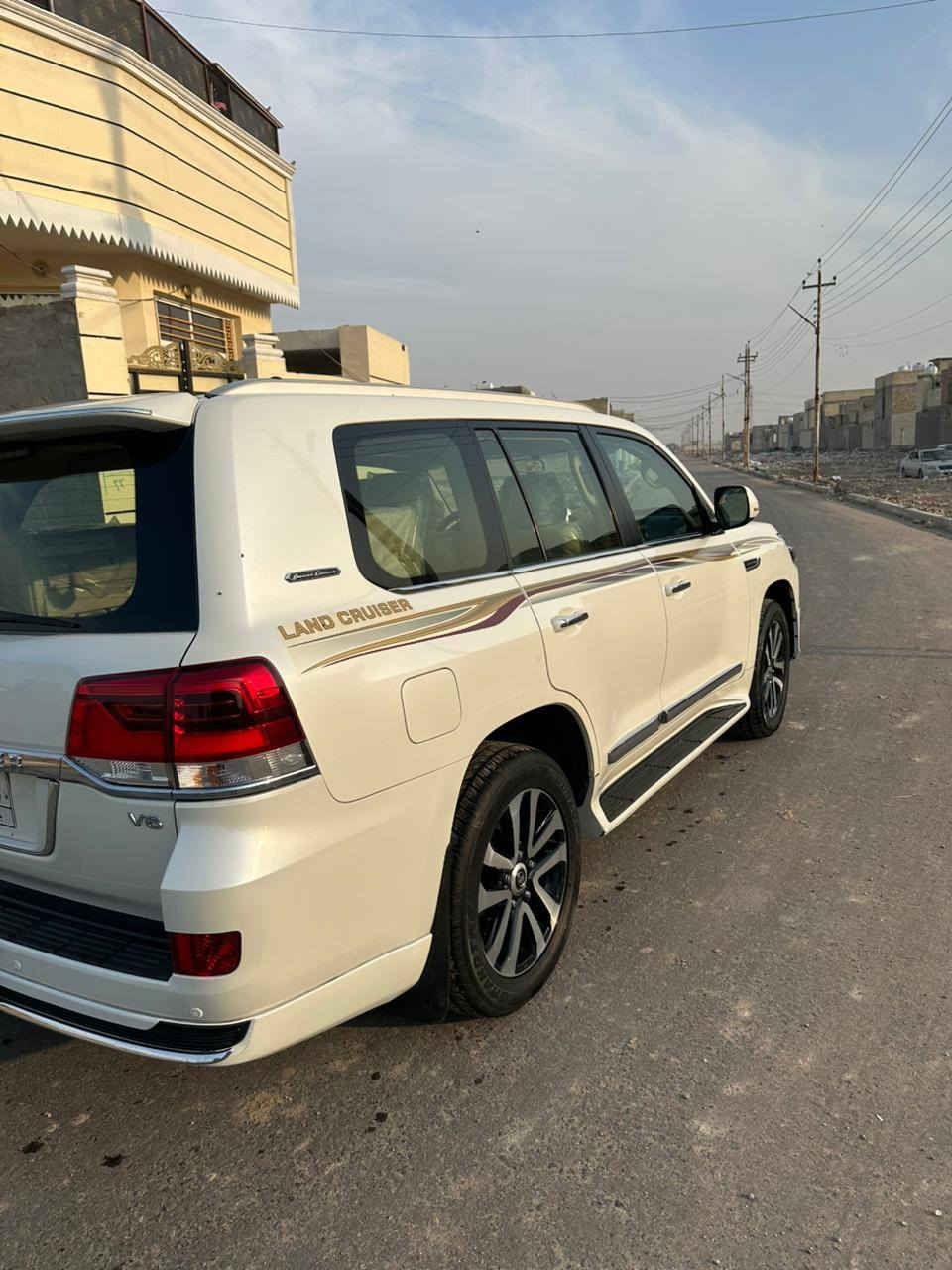 سلام عليكم لاند كروز 2019 بريم اصلي ماشيا 51 مكفولة معدة بارد بصيط موضح بل سونر لسعر 580 رقم الموبايل ***********
