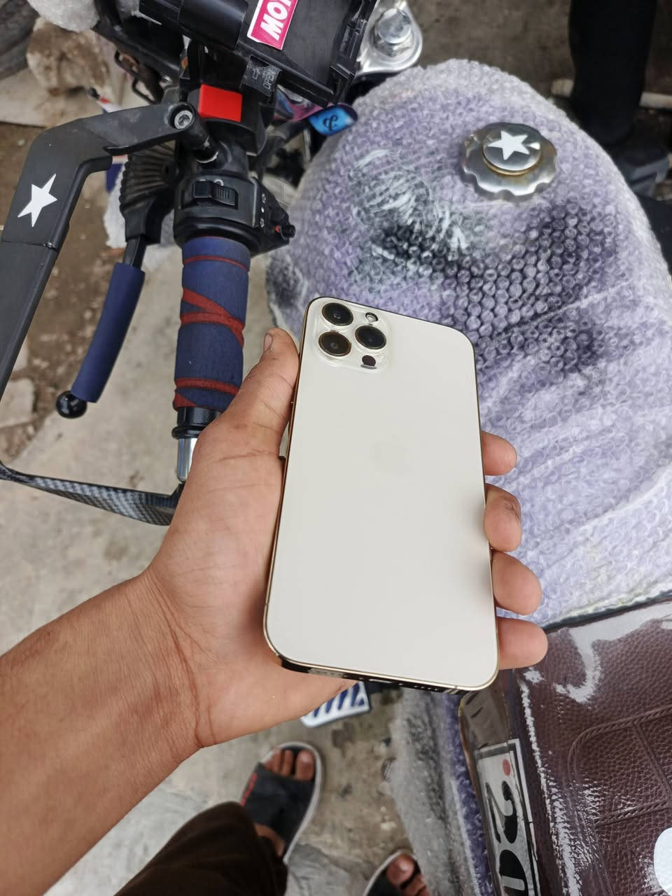 يالله
ايفون ١٢ برو ماكس 
نضافه فوول حرفيا جلخ ما بي 
جهاز مال جناي ميتفوت نضيف كلش 
ذاكره ٢٥٦ 
مستبدل فقط بطاريه وكاله 
والفلاته مال فيس ايدي 
كلشي بي شغال 
فيس ايدي شغال 
كامراته زلال ما شاء الله 

سعره 375 الف 
موقع  رمادي تاميم 
استفسار واتساب ***********
