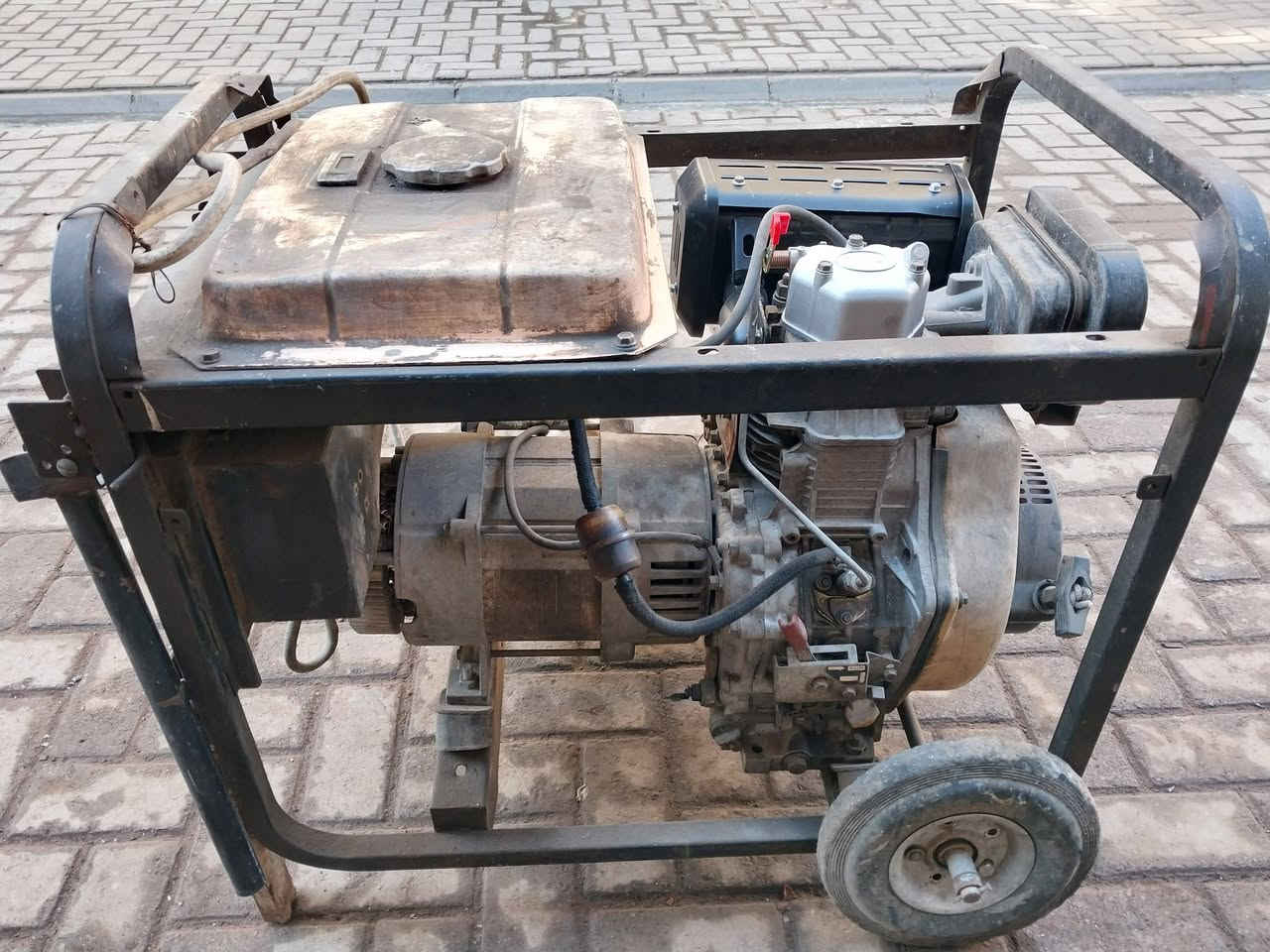 سلام عليكم مولد كامة لحيم وكهرباء ع الفحص مسويله كارت خارجي عمل هم
السعر ٣٠٠ ألف مكاني بغداد شارع الكفاح 
***********
