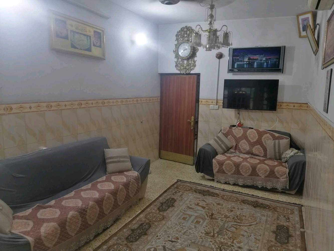الطابق لاول كراج ومطبخ وحولي وغرفه واستقبال وترك..الطابق الثاني غرفتين وترك وسطح وحمام.....السعر ٢١٠ قفل .طابو ملك مسلح ...***********