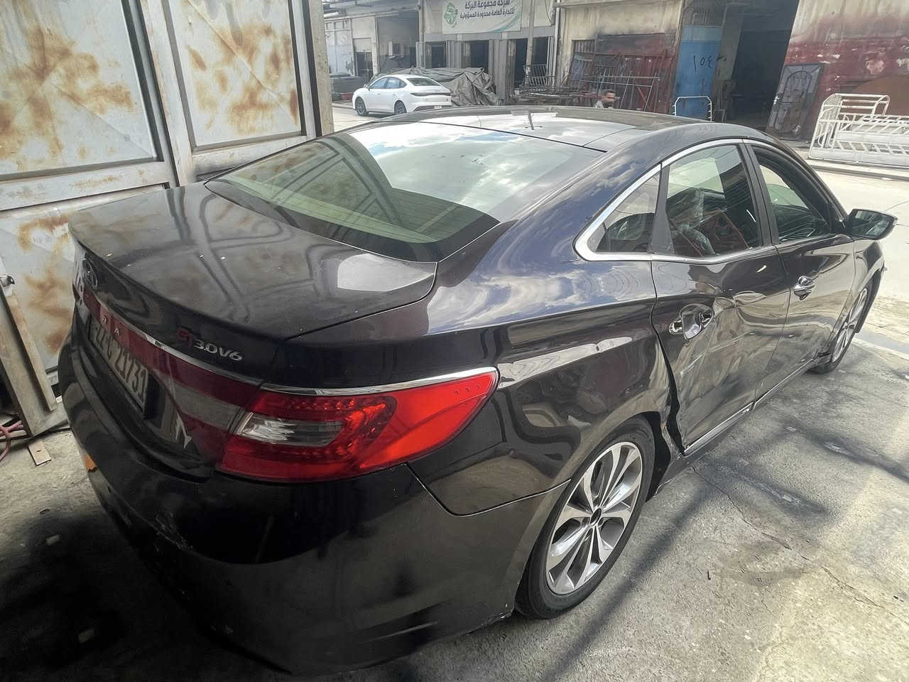 السلام عليكم 
ازيرا 2011
موصفات فول 
لون باذنجاني
ضرر نفس الموضح بل صوره وبيها صندوك  ابيع على نفس الضرر رقم اربيل 
السعر 92$وبيها مجال 
للتواصل :***********
