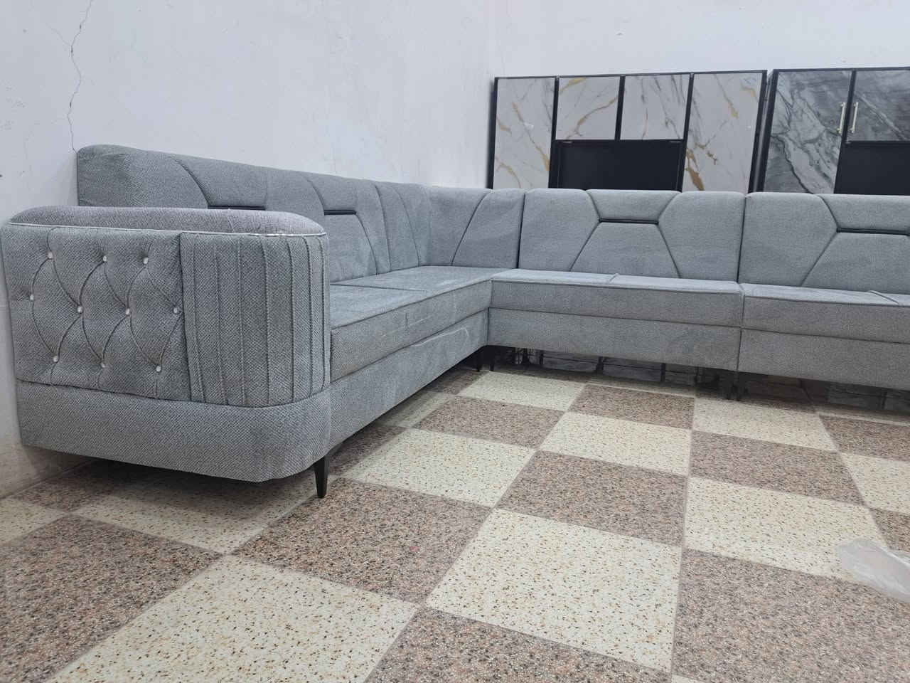 تخم مودرن تفصال درجة اولى خشب بلاويد اسود الضهر خشب جام روسي الاسفنج طبي امتياز اول  طول التخم ٧ ونص رجلين حديد درجة اولى 375 العنوان مقابل ملعب #الشطره الولمبي.  مجمع بركات الصادق. #رقمي ***********
