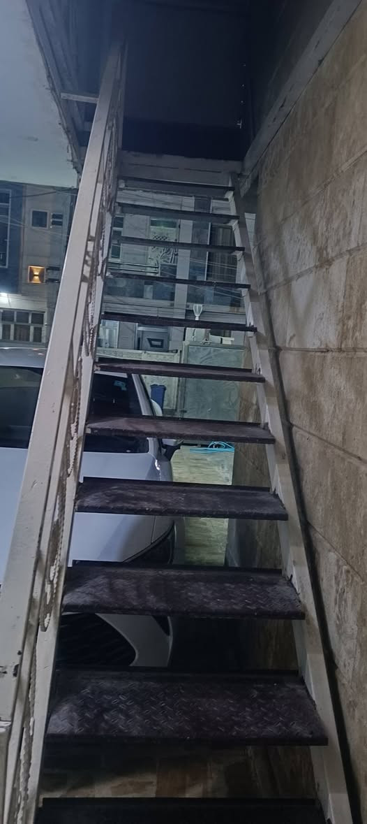 للبيع درج+محجر حديد ثكيل شغلنه مو سوكي الطول 5متر والعرض90سم بغداد السيدية  للستفسار ***********
