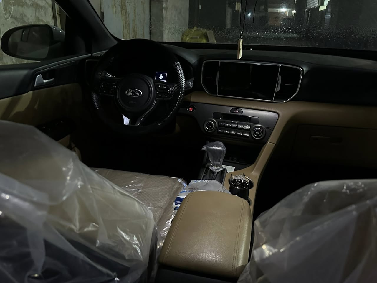 السلام عليكم كيا سبورتاج (خليجي) للبيع
2018. 

  فول مواصفات 
 بنوراما بصمه ترحيب يدات عند الاقتراب مري قلاب كشنات جلد سايد بريك دكمه يعني بيها هوااي مواصفات ماذكرتهن 
سياره حلوه جديده (بيها صبغ فقط ربع قطعه هم مو نص)
داخل بيجي واسودّ السياره حلوه
سيارة جديده مكان بغداد الزعفرانيه 

رقم بغداد  الدولي بسمي تحويل فقط 

للاستفسار ***********
