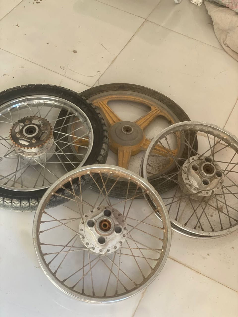 سلام عليكم غراض دراجة كامله مو بس ذن الي بلصورة  كلهن للبيع مابيع مفرد لوياله كلهن يشتغلن مكينة شغاله كلشي مابيه لا ذب دهن ولا تنقص سعر ٨٥   ...  رقم ***********
