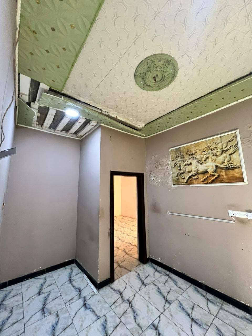 بيت للبيع مكانه السماوه  عد ال معالي   خامس بيت عن الشارع الرئيسي السايدين مساحته ٢٢٥ متر زراعي قرار محكمه  رقم التطويب موجود  البيت بناء مسلح  طابق ونص   يحتوي على غرف عدد ٣ وبراني ومطبخ وصاله   وصحيات داخليه وخارجيه  ‭0780 715 4543‬
