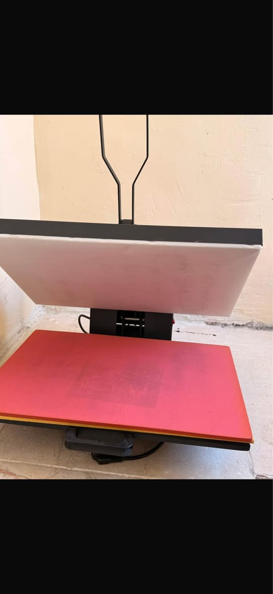 ⸻

🔹 كابسة حرارية للطباعة على الملابس

للبيع كابسة حرارية احترافية بحالة جيدة جداً، مناسبة لمشاريع الطباعة على التيشيرتات والأقمشة.

المواصفات:
 • نوع الجهاز: كابسة حرارية مسطحة
 • المقاس: تقريباً 40 × 60 سم
 • شاشة تحكم رقمية لضبط الحرارة والوقت
 • توزيع حرارة متساوي لضمان طباعة واضحة
 • ضغط يدوي قوي وثابت
 • مناسبة لطباعة:
 • التيشيرتات
 • الأقمشة
 • الشنط القماش
 • الطباعة الحرارية (سبلميشن – فينيل – ترانسفر)

الحالة: نظيفة جديده وتعمل بشكل ممتاز.
سبب البيع: عدم الاستخدام النجف, العراق


**إذا كنت صاحب هذا الإعلان وتريد حذفه لأي سبب، رجاءا أرسل رسالة إلى الدعم الفني**