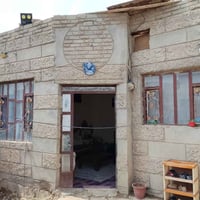 مشتمل طابو زراعي سند ٢٥ قرب المول مساحتة ١٥٠م غرفة نوم وصالة واستقبال ...