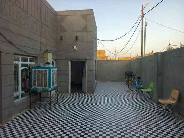 للبيع 
بيت المساحة 300م 
الموقع حي الحسين الأول 
قرب الشقق السكنية 
بناء طابوگ عكاده نضيف جدا 
غرفتين وصاله ومطبخ وبراني ومجمع صحيات 
السعر 100 مليون وبي مجال 
خدمات كامله تبليط ماء كهرباء 

للاستفسار مراجعة مكتب الضامن للعقار الشارع التجاري مقابل منفذ المعرفه أو الاتصال 📞 
***********
***********
