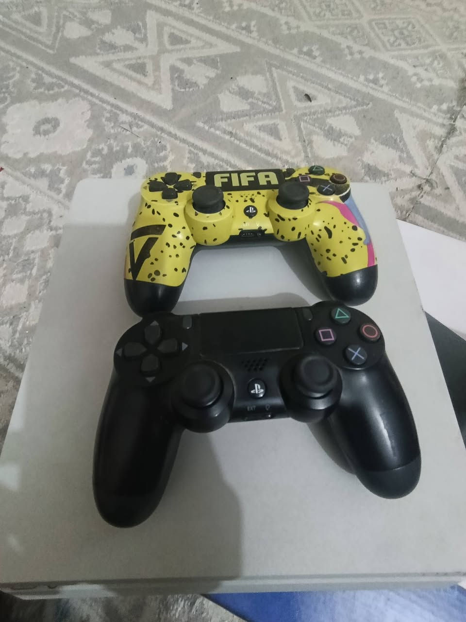 السلام عليكم 
متوفر بلي 4 سلم للبيع نظيف جدا .
يوجد معه 
2 جوستك 
2 قرص 
كيبل الشحن الاصلي 
السعر 270 ربي مجال بسيط 
التواصل على الواتساب 
‏‪0786 214 0384‬‏
