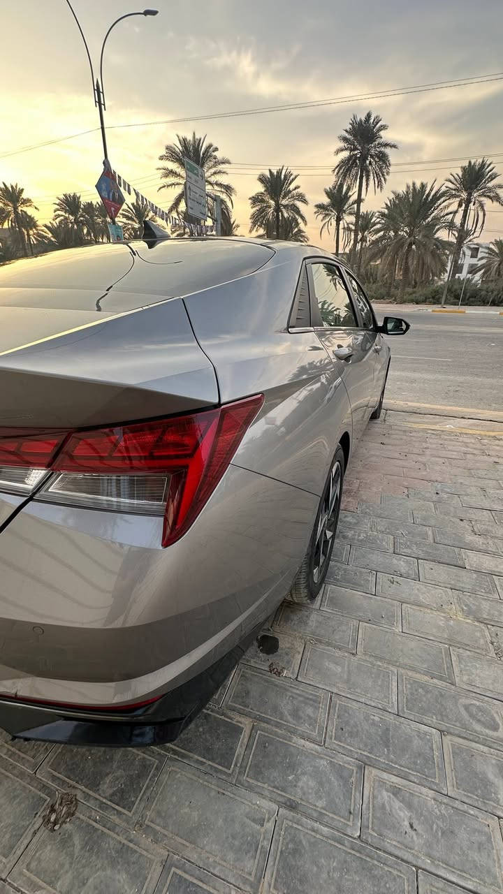 ١- النترا موديل 2023 فول لمتد  رقم كربلاء حرة
٢- حجم المحرك ٢٠٠٠ دوش 

٣- فتحة سقف 

٤- بصمة 

٥- تشغيل عن بعد 

٦- دخول ذكي 

٧- إشارة ترحيب عند الاقتراب 

٨- كشنات جلد تدفئة تبريد بالكشن 

٩- شاحن واير لس 

١٠- تبريد منفصل 

١١- رادار امامي 

١٢- رادار خلفي

١٣- رادار جانبي نقطة عمياء 

١٤- مانع تصادم 

١٥- توقف ذاتي 

١٦- تحديد السرعة 

١٧- تحديد المسار 

١٨- قيادة آلية 

١٩- سايد بريك دكمة 

٢٠- اوتو هولد Auto Hold

٢١- دخول ذكي 

٢٢- إشارة ترحيب عند الاقتراب 

٢٣- صندوق Auto يفتح عند الاقتراب منه 

٢٤- لايت اوتوا تشغيل حسب الوضع إذا كان ليل او ظلام قوي 

يشغل العالي 

٢٥- ثلاث وضعيات للقيادة (عادي ، طبيعي ، ذكي ) 

٢٦- شاشة كبيرة لمس بحجم 10.25 تحتوي على بلوتوث واتصال لاسلكي ونظام الملاحة (الخرائط GPS) 

٢٧- تحتوي على أندرويد وابل كار باي 

٢٨- شاشة القيادة دجتل تتغير مع وضعية القيادة 

٢٩- نظام الصوت بويز Bose يضم ٨ مكبرات للصوت عالية الجودة 

٣٠- صدوق ذكي عند الاقتراب 

ويوجد فيها الكثير من الموصفات الأخرى

السعر 160 وبيها مجال 

***********
متواجد خاص ايضا
