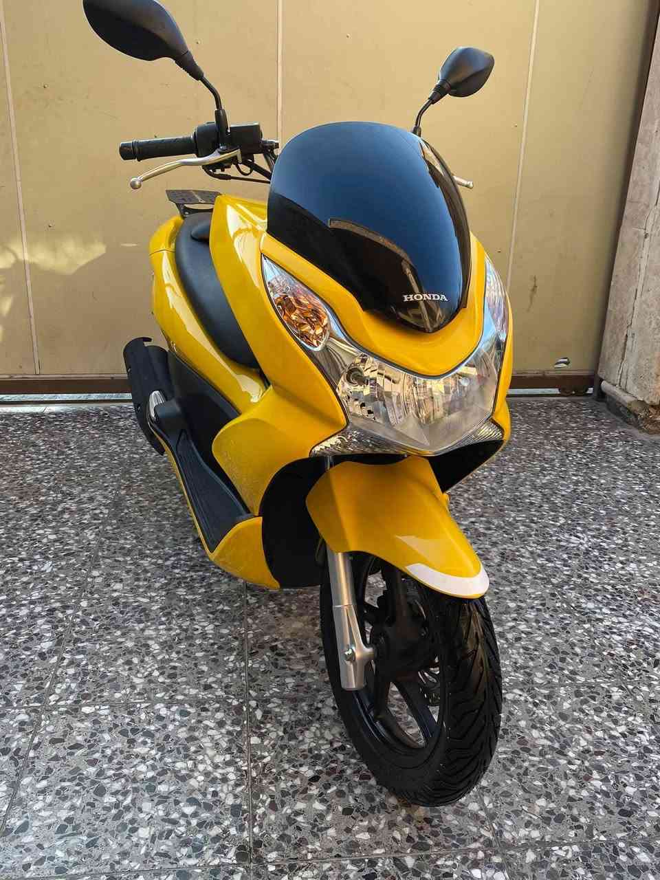 بي سي اكس لون اصفر
ماشيه٢٣ الف السعر 850 مستعجل وعندي عملية 
دراجه.  مال رمبه 
العنوان. بغداد البنوك 
اتصال عل سيم كارت متواجد ***********
