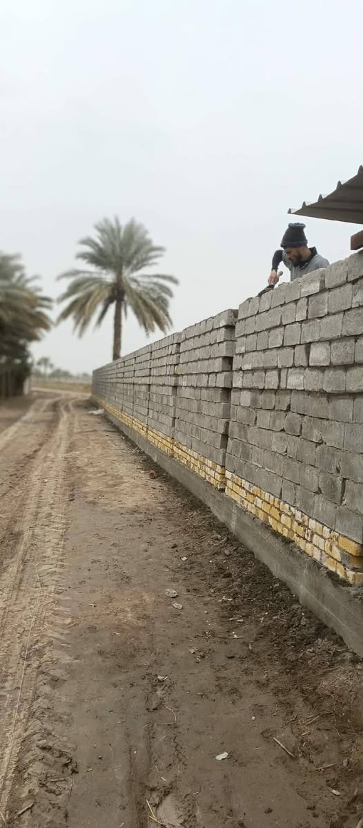 خلفه بناء ولبخ متفرغ
***********
