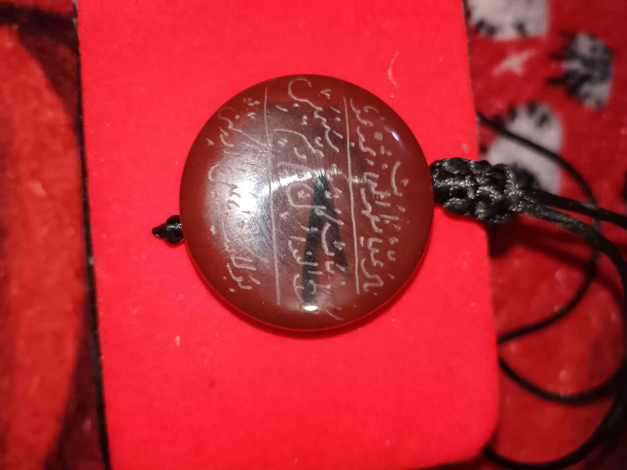 قطعه مختلفه من العقيق اليماني الأحمر  القديم  المصوره تصوير واضح المنقوشه  للبيع ب150 الف  تواصل خاص او على رقم *********** بغداد بغداد, العراق
