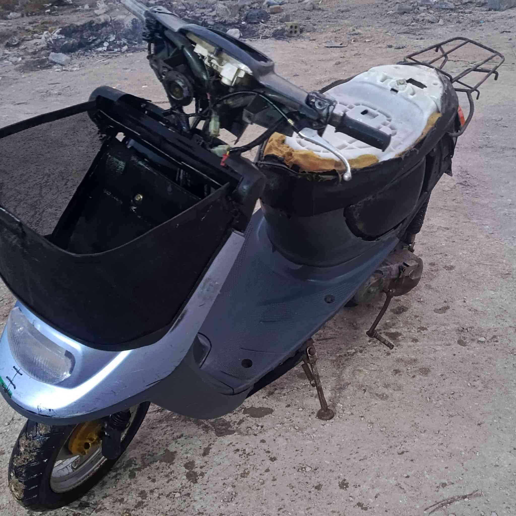 سلام عليكم للبيع دراجه منغول الدراجه هندر واحد تشتغل مال شغل محرك ما مفتوح شرط الدراجه حلوه اتريد تنضيف كابريتر وتريد سبرنك بس ***********
