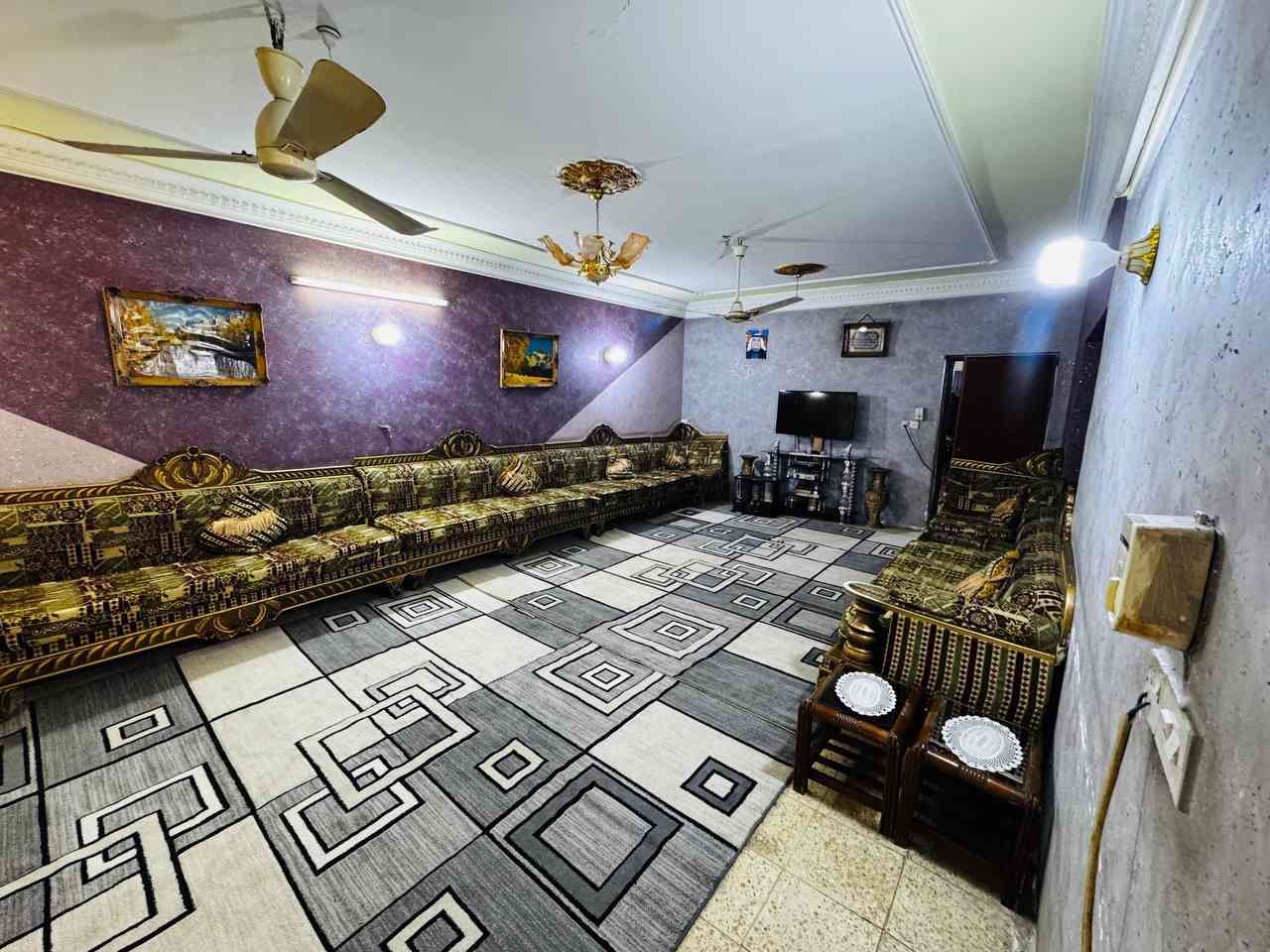 السلام عليكم ورحمة الله وبركاتة
بيت للبيع المساحه 640 متر

الواجهة 21 ونص متر  
النزال 30 متر

العنوان الزعفرانبة شارع المعهد المنطقه هادئه  بصفحة الشوارع العريضه 
ثاني بيت على الشارع العام 
يصلح استثمار مدرسة او روضة 
البيت في حالة جيدة قاطين الاول يحتوي على غرفتين نوم واستقبال وصالة ومطبخ وداخل المطبخ مخزن 
القاط الثاني 3 غرف نوم 
البيت يحتوي على تبريد مركري نطام تدكتات 
السعر اتصل ودلل رسائل ما جاوب رجاءاً 
 ***********
