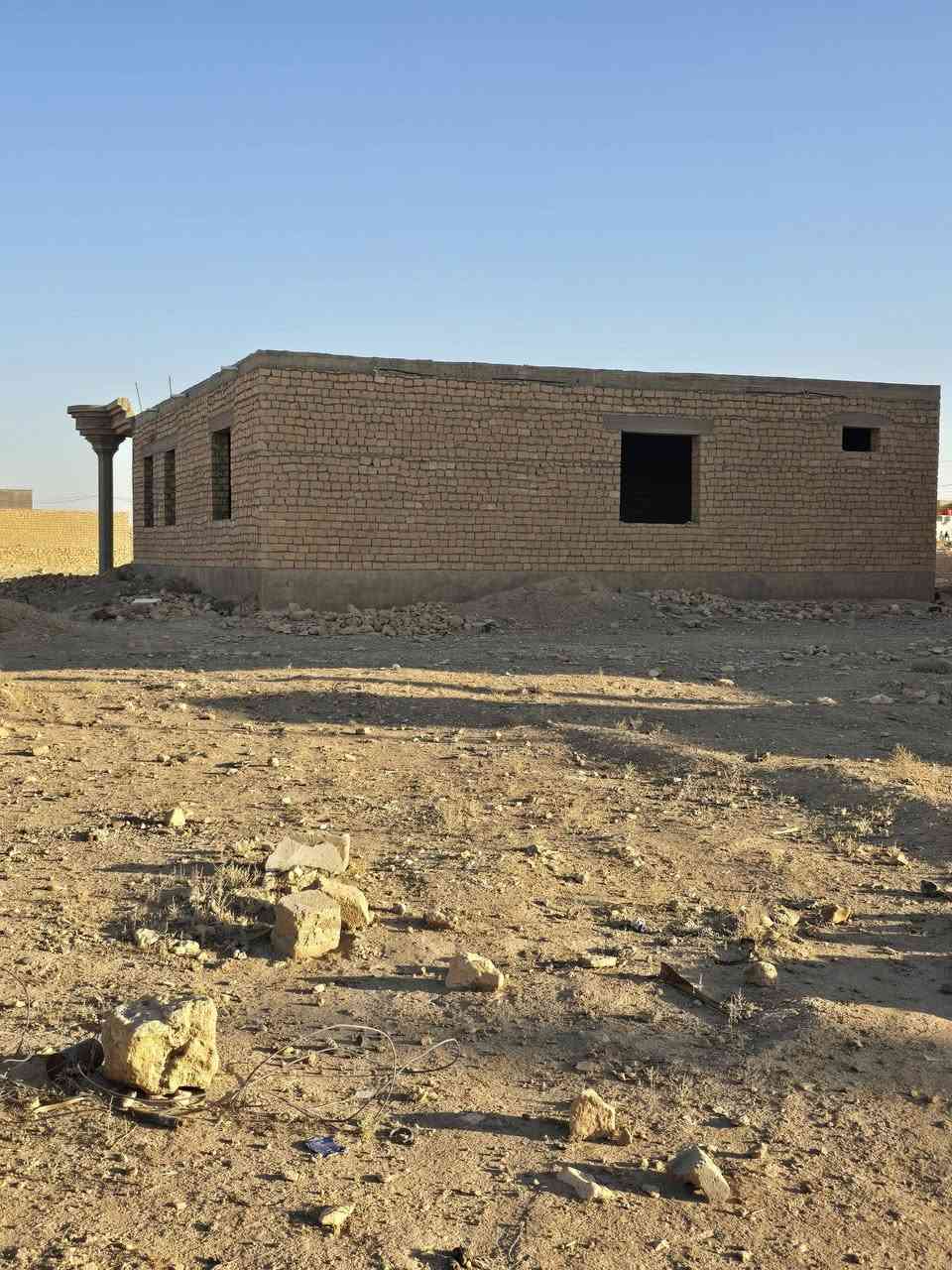 للبيع دار في حي الزهور مقابل الاطفاء عكس الوجه يحتوي ع غرف عدد ٢ وديوانيه ومطبخ وصاله وصحيات كما موضح في الفيديو السعر ٣٢ مليون وبي مجال بسيط للتواصل ***********
