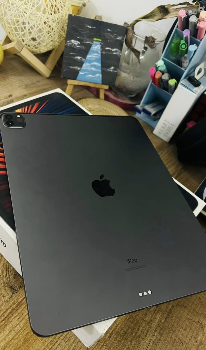 ‏iPad معالج ٤ نضيف ملحقات كاملة + سماعة اصلية محيطية زاد توصيلة اصلية وايباد  نضيف أمنت الللة وبي ضمان بعد تأخذك تفحصة أي خلل بي خادم إلك مكان بغداد الحسينية الرجدية و رقم***********
