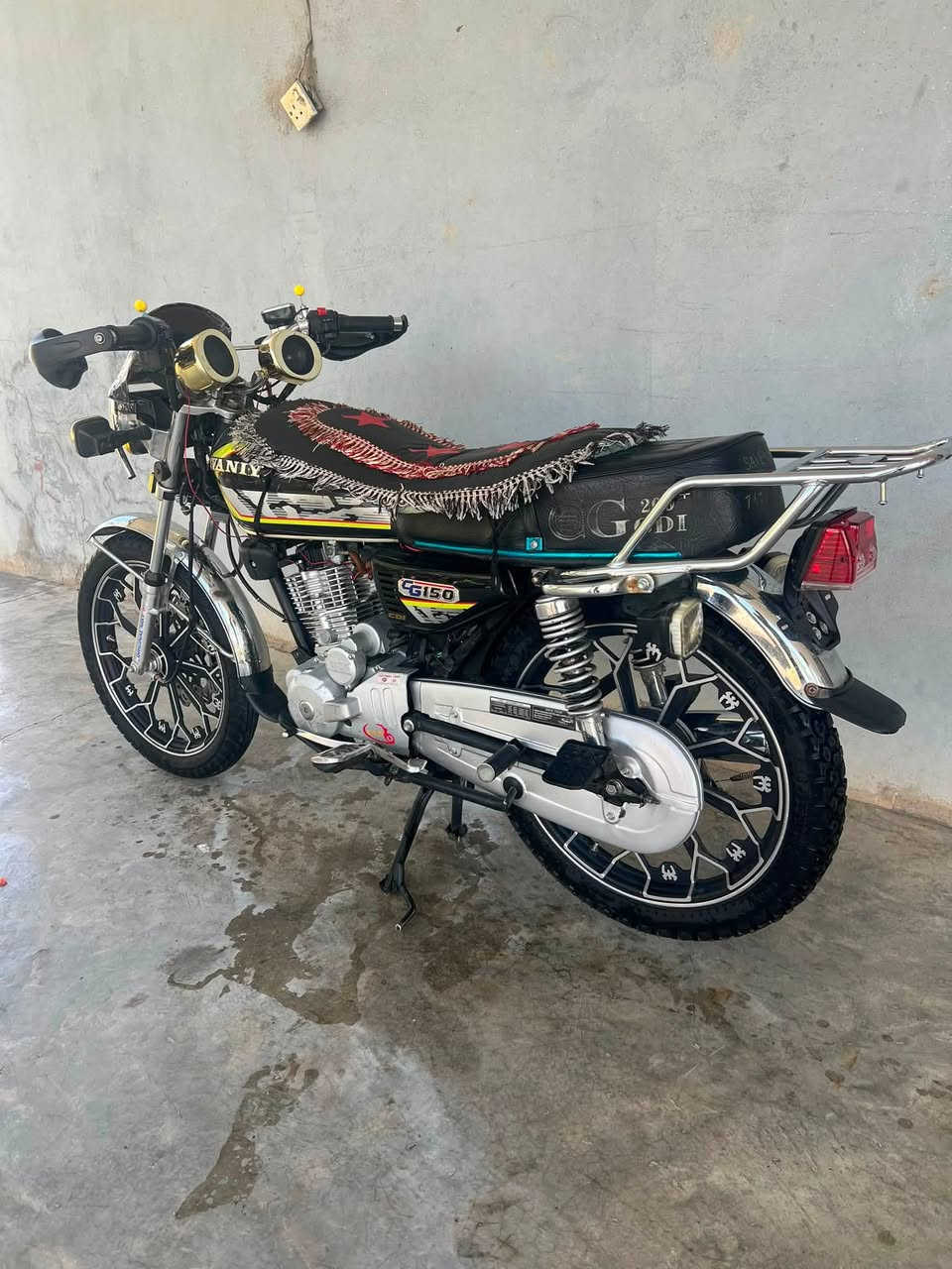 سافان موديل 25 محرك 200 سعر 675 وبي مجال حك الجيه للتصال*********** ملاحضه دراجه مو الي مكلف بنشر يعني مارد خاص
