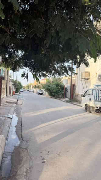 سلام عليكم للبيع بيت طابو ملك صرف ب اسم شخص واحد مو ورثه ولا ايشي شرط التحويل البيت ركن تجاري يعني صاير بصف التجاري  مساحه ٢١٤ متر البيت ٣ طوابق يحتوي على ١٥ غرفه كامل مع الاستقبال والمطبخ
عنوانه سايدين عبد الرحمان التجاري لاكن البيت عنوانه الواسطي لان هوه بل واسطي وبحزيران هاذى البيت موقعه حلو اييضاً
***********
وبيه مؤجر هم دخله ثابت ٤٥٠
