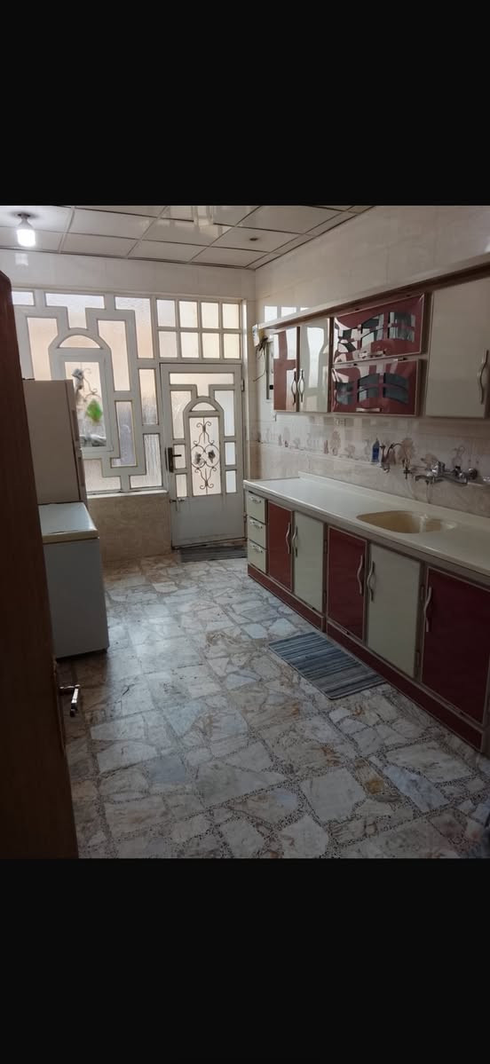 بيت للبيع حي الجمعية قرب دائرة الاطفاء وقريب على سايدين الوائلي مساحة ١٤٠ متر    طابقين الطابق الارضي غرفة وصالة واستقبال ومطبخين حار وبار وصحيات داخلية وخارجية ومكشوفة والطابق الثاني غرفتين وصالة وسطح صغير وسطح كبير وصحيات السعر ٢٨٠ والاستفسار اكثر 
على الرقم ***********
