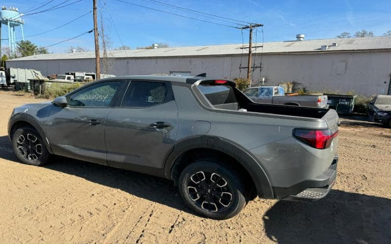 🚗 للبيع: او المراوس حسب القناعة هيونداي سانتا كروز 2024
📍 مكان السيارة: بغداد
📞 للتواصل: *********** واتساب

📊 المسافة المقطوعة: 20الف ميل 
🛠️ المحرك: 4 سلندر – 2500cc
  المواصفات
• مقعد السائق كهربائي
• ويل كب
• رادارات 360
• تشغيل عن بُعد
• لايتات LED
• لايتات زينون
• إشارات على المرايا
• تحكم ستيرن جهتين
• شحن لاسلكي
• هاندبريك بصمة
• هيترات بالمقاعد

⚠️ أضرار السيارة:
• وارد أمريكي
• ضرر ضربة خفيفة جاملق (موضح بالصور المرفقة)
• جميع الوسائد الهوائية (الايرباكات) سليمة ✅ 

📌 تفاصيل إضافية:
• رقم السيارة: بدون رقم
• استخدام شخصي 
• لون السيارة: رصاصي غامق (إسمنتي)
