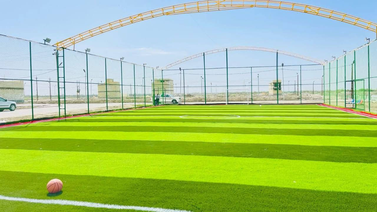 تعلن شركة السلام بتصميم افضل الاملاعب🔧
 بمواصفات إنشاء الملاعب الرياضية:
🔹 أعمدة حديدية قطر 3 إنج بسُمك 2 ملم
🔹 روابط حديدية قطر 2 إنج بسُمك 1.5 ملم
🔹 شد BRC مغلف بارتفاع 5 متر وسُمك 4 ملم
🔹 صب رباط كونكريت محيط بقياس 30×20
🔹 إنارة قوية من نوع LED عدد 12 بروجكتر بقدرة 400 واط
🔹 دهان الحديد بطبقتين مع اختيار اللون
🔹 تجهيز الأرضية بـ:

طبقة سبيس 10 سم

طبقة بحص 6 سم

طبقة صوف عازلة

طبقة رمل ناعم 2 سم + الحبيبات
🔹 شبكة تصريف مياه
🔹 تصنيع وتجهيز:

دكات احتياط

أهداف عدد 2

مساند لتقوية السياج

باب بقياس 1.5×2.5

شبكة هوائية للسقف نوع قطني
🔹 تسليم واير ستيل لتقوية الـ BRC خطين
🔹 أقواس وعددها حسب الاتفاق مع شبكة جانبية

📏 المقاسات المتوفرة:
▪️ خماسي: 22×42
▪️ سداسي: 25×45
▪️ سباعي: 30×50
▪️ تساعي: 40×70
▪️ ملعب مكبر: 65×100

🚛 التوصيل متوفر
📍 نغطي جميع محافظات العراق
👷‍♂️ فرق عمل متخصصة بخبرة 12 سنة
🌿 سياج عشبي تركي متوفر

📞 للحجز والاستفسار من الزر اسفل المنشور او على الارقا
***********– واتسا
***********– واتساب
