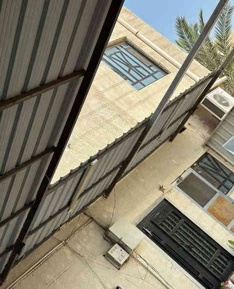 بيت يصلح سكن او شركات طابقين للأيجار 
العنوان :  دور النفط خلف القمر المنير📍
المساحه :  75 م 
يحتوي على :  2 غرفه منام في الطابق الثاني احدى 
الغرف ماستر + أستقبال + صاله + مطبخ + صحيات 
+ كراج + وحديقه 
المواصفات : بناء حديث 
سعر الأيجار :  850 ألف للعوائل .
ومليون دينار للشركات .
للتواصل : 
***********
***********
