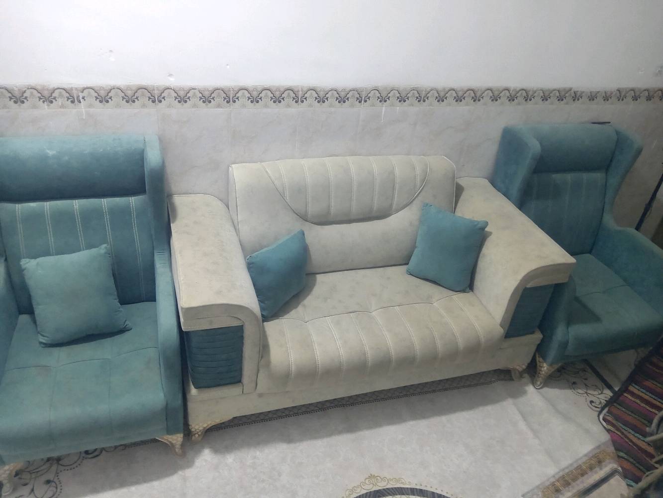 مجموعة قنفات للبيع بحالة جيدة جدًا. تتضمن طقم من كنبة كبيرة وكرسيين بتصميم أنيق ولون فاتح مناسب لمختلف الديكورات. الوسائد الصغيرة تضيف لمسة من الراحة والرفاهية.