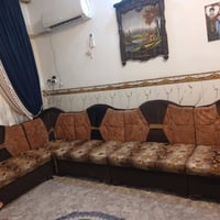 تخم ديوان مستخدم نضيف جدا القاعدة خشب بلوك يحتوي على ٤ كراسي نفرين وزا...