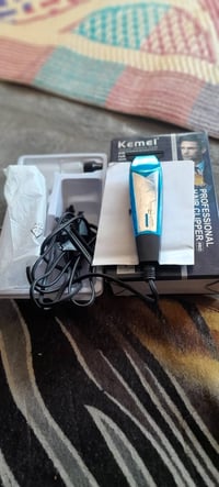 مكينه حلاقه كهربائية جديد مامستعمله للبيع السعر ١٠الف دينار للشراي بغد...