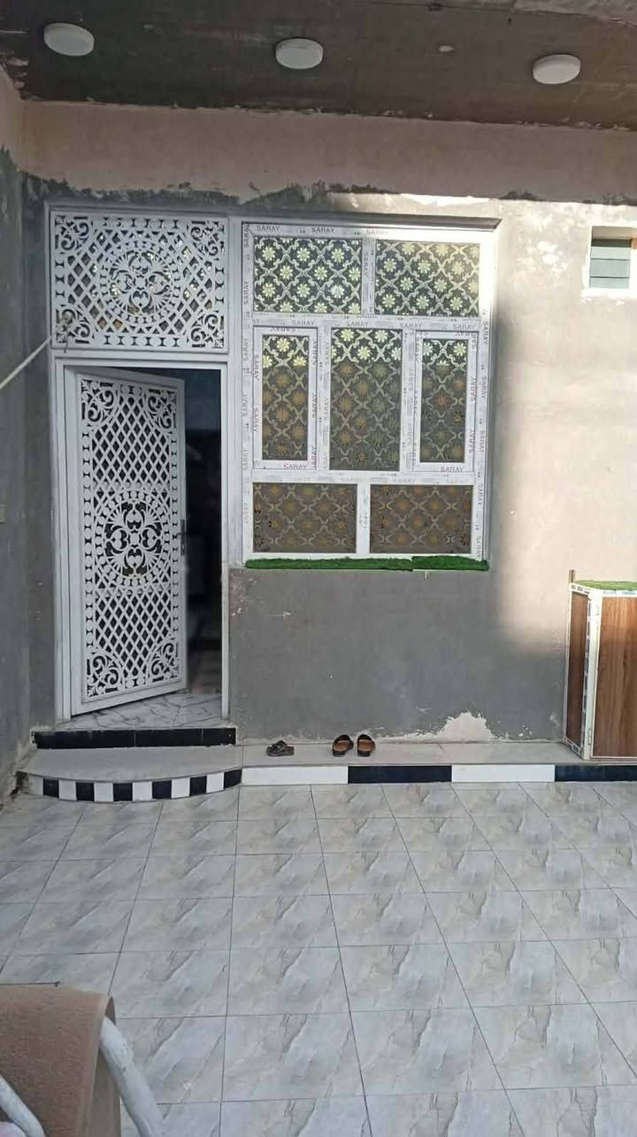 بيت للبيع طابو صرف مساحه 207م يتكون من غرفتين وصاله ومطبخ حار وبارد وصاله واستقبال كراج وصحيات داخليه وخارجيه بناء حديث صار سنه من كمل بناء طابق واحد والطابق الثاني جاهز البناء العنوان حي العسكري قرب الملعب السعر 325وبي مجال


**إذا كنت صاحب هذا الإعلان وتريد حذفه لأي سبب، رجاءا أرسل رسالة إلى الدعم الفني**