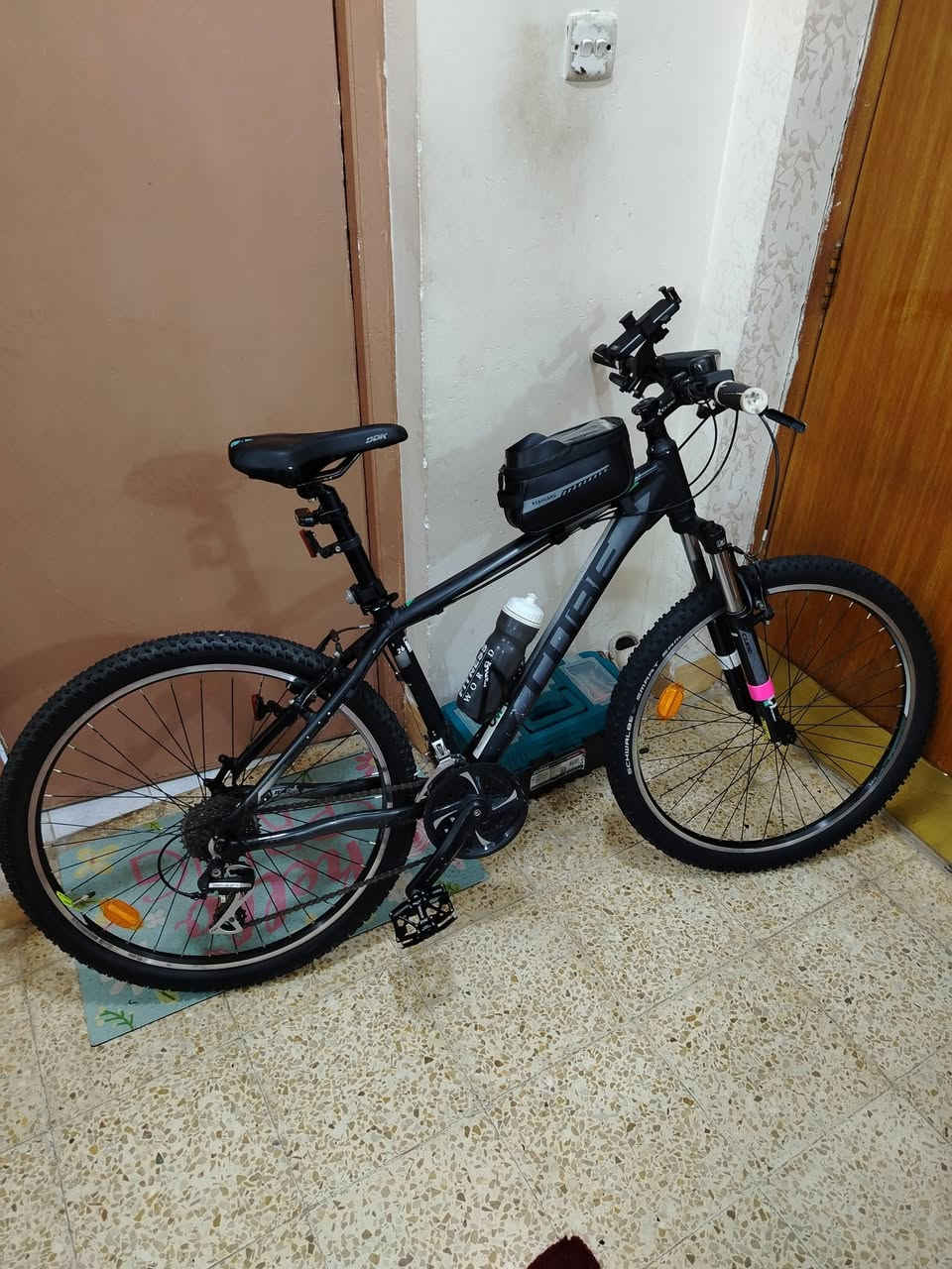 السلام عليكم بايسكل ياباني  ماركة كيوب فول المنيوم دبل امامي كلش قوي  بدالات 3×9 حاوية نضافته 90 بالمية اخو الجديد شديتله كماليات كلش هواي وكلهم اصليات ستان موبايل مطارة اصلية لايت وبك لايت جنطة كاربون كفات جديدات المنيوم  جرس فسفورات السعر 252 وبيه مجال 
***********.
