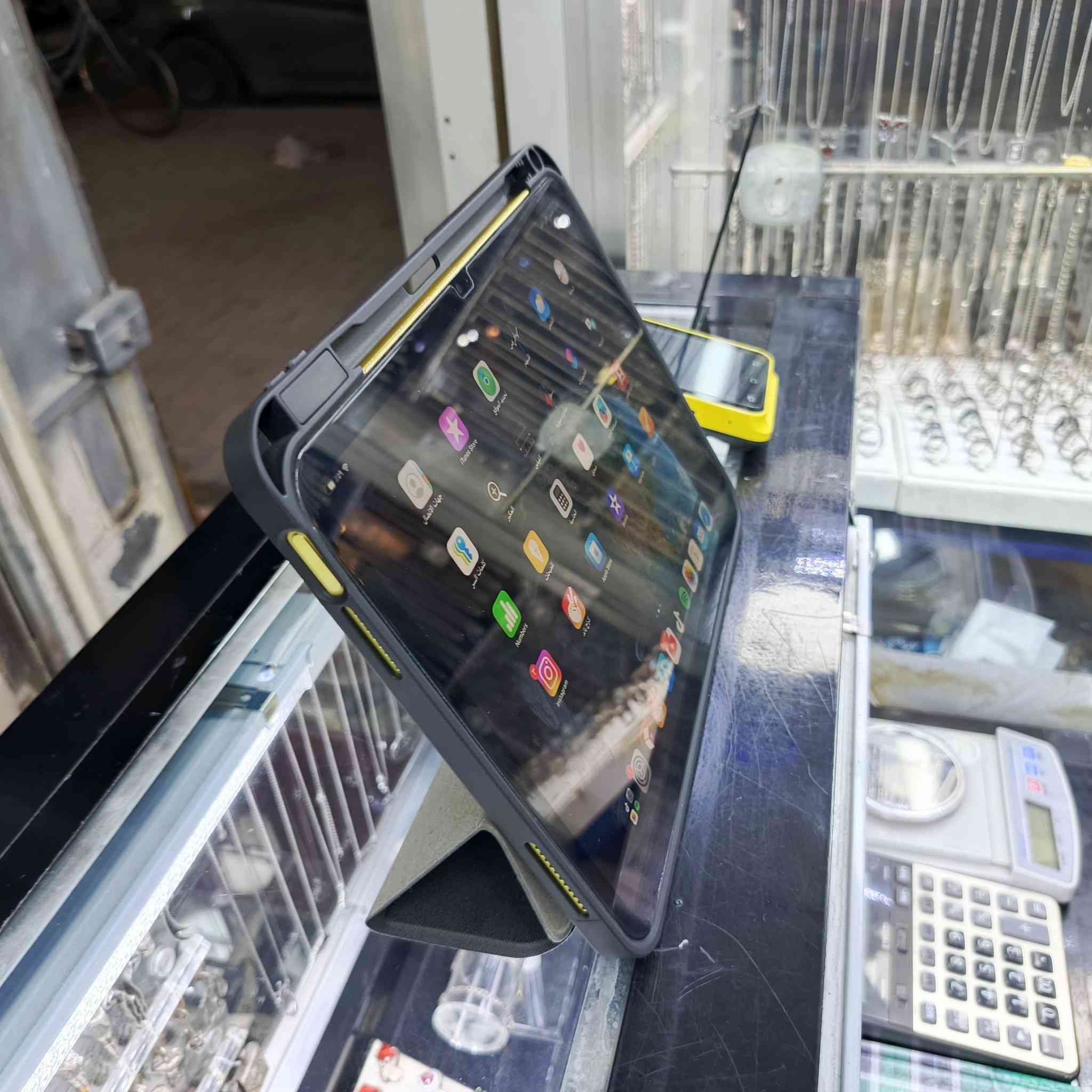 السلام عليكم مرخصت صاحب الكروب 
ايباد 11 A16
جديد مستخدم سبوع فقط 
ذاكره 128
بطاريه 100
مشحون 11 مره بس 
بعده داخل الضمان
شخط مابي جديد 
لون ذهبي علا اصفر 
ويا كامل ملحقاته من شاحنه من باكيته 
+كفر دفتري مخمل 
المكان البياع شارع عشرين 
يتوفر توصيل جميع المحافضات 
***********
