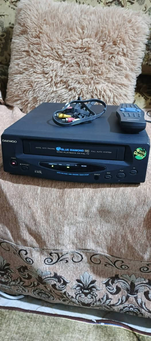 السلام عليكم .
اجهزة فيديو كاسيت عدد ٢ .ماركة سامسونج و دايو كوري ..اجهزة نظيفة وبلادية بلا اي تصليح شغالة ١٠٠ % .استيراد الكويت و ليس اوربي .
جهاز السامسونج من النوع الثقيل القديم نظافة ٨٥ % والدايو الاسود نظافة تقريبا ٩٥ % .
مع كل جهاز  ريموت وفيشة للعرض عالشاشة .
تصفية اوتوماتيكية للصورة .
عرض و تسجيل .
سعر الجهاز السامسونج ٤٠ الف نهائي .
سعر الجهاز الدايو ٥٠ الف نهائي .
للاستفسار او المراسلة موجود خاص او
*********** البصرة .موجود توصيل شركة..
