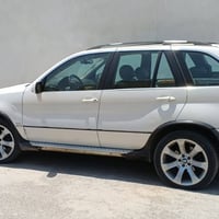X5BMWحجم 744رقم بغداد انكليزي محرك جيد جدا كير بي ضعف تبريد شغال سياره...
