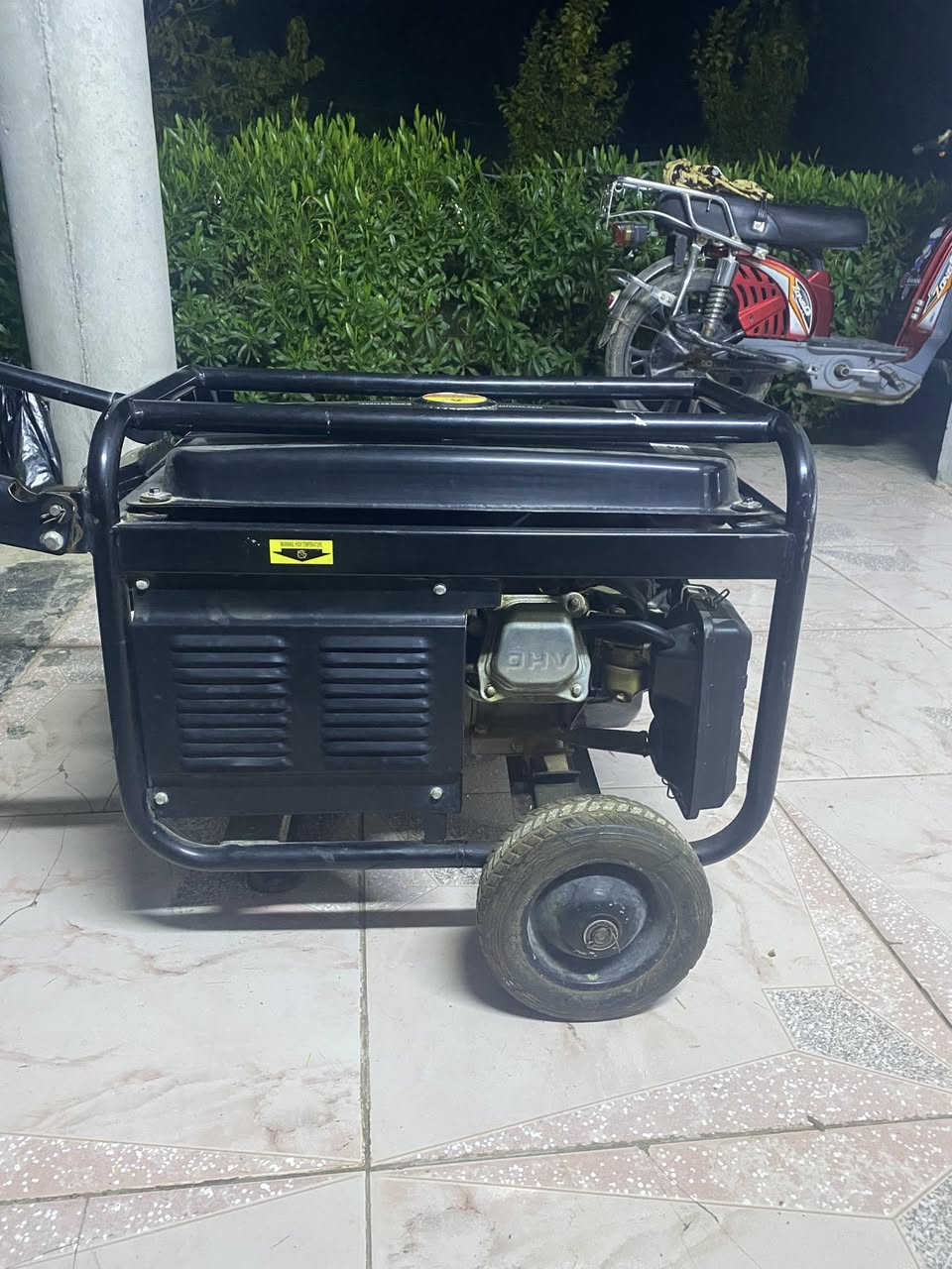 سلام عليكم مولد للبيع نضيف جداً ما مفتوح محركة نضيف يشتقل سلف او حبل بس يرادله باتري لان باتريا ضعيف السعر 250مكاني عزيز بلد مدخل خمسة  او هاذ الرقم ***********
