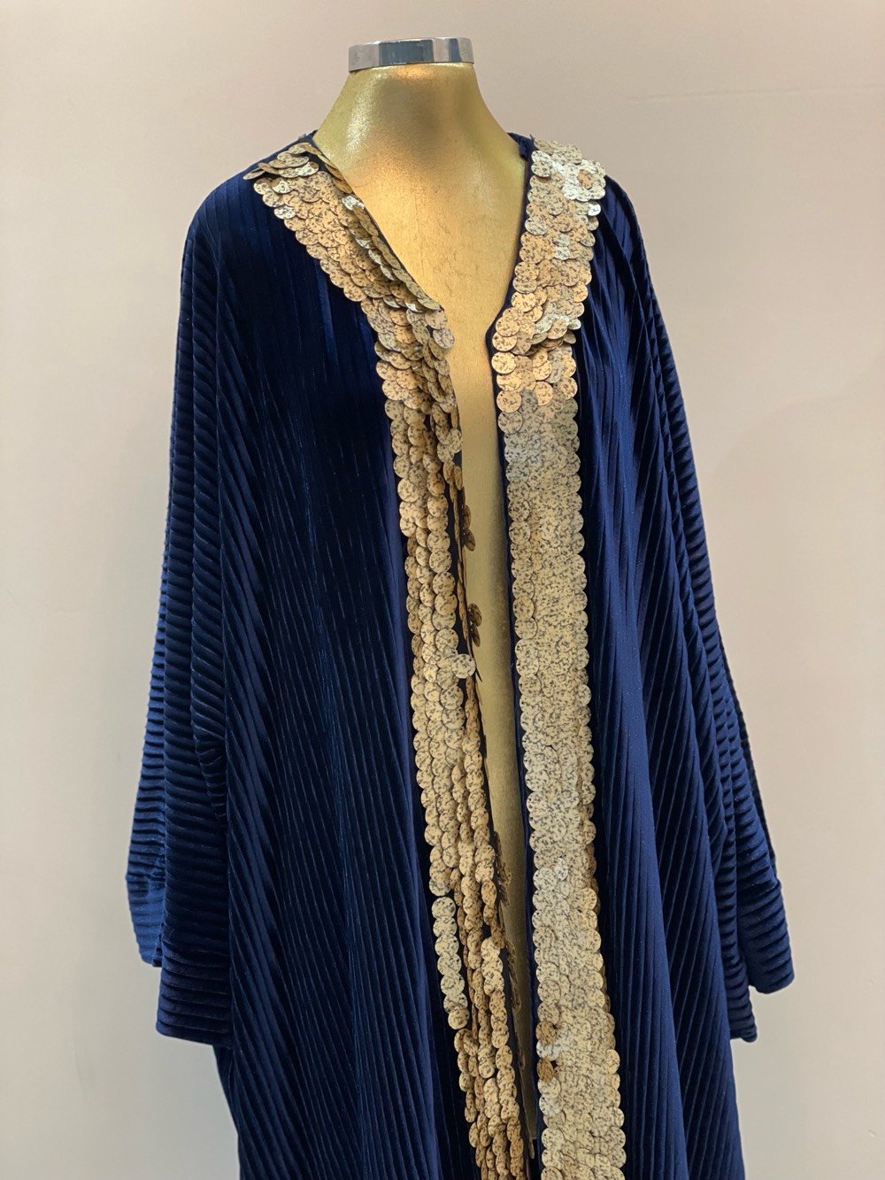  عبایة مخمل
مستعمل مرة واحدة
عنوان جوهرةالمحیط
free size