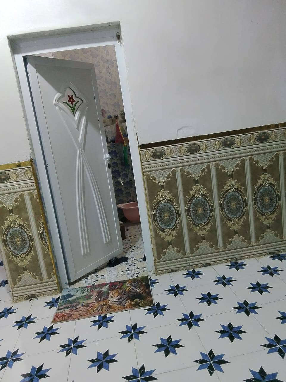 بيت للبيع مساحته 250متر المكان خلف الملعب شارع أحمد الوائلي مكون من غرفتين وصاله ومطبخ وحمامات داخليه وخارجيه بناء مسلح للاستفسار الاتصال على الرقم ***********
