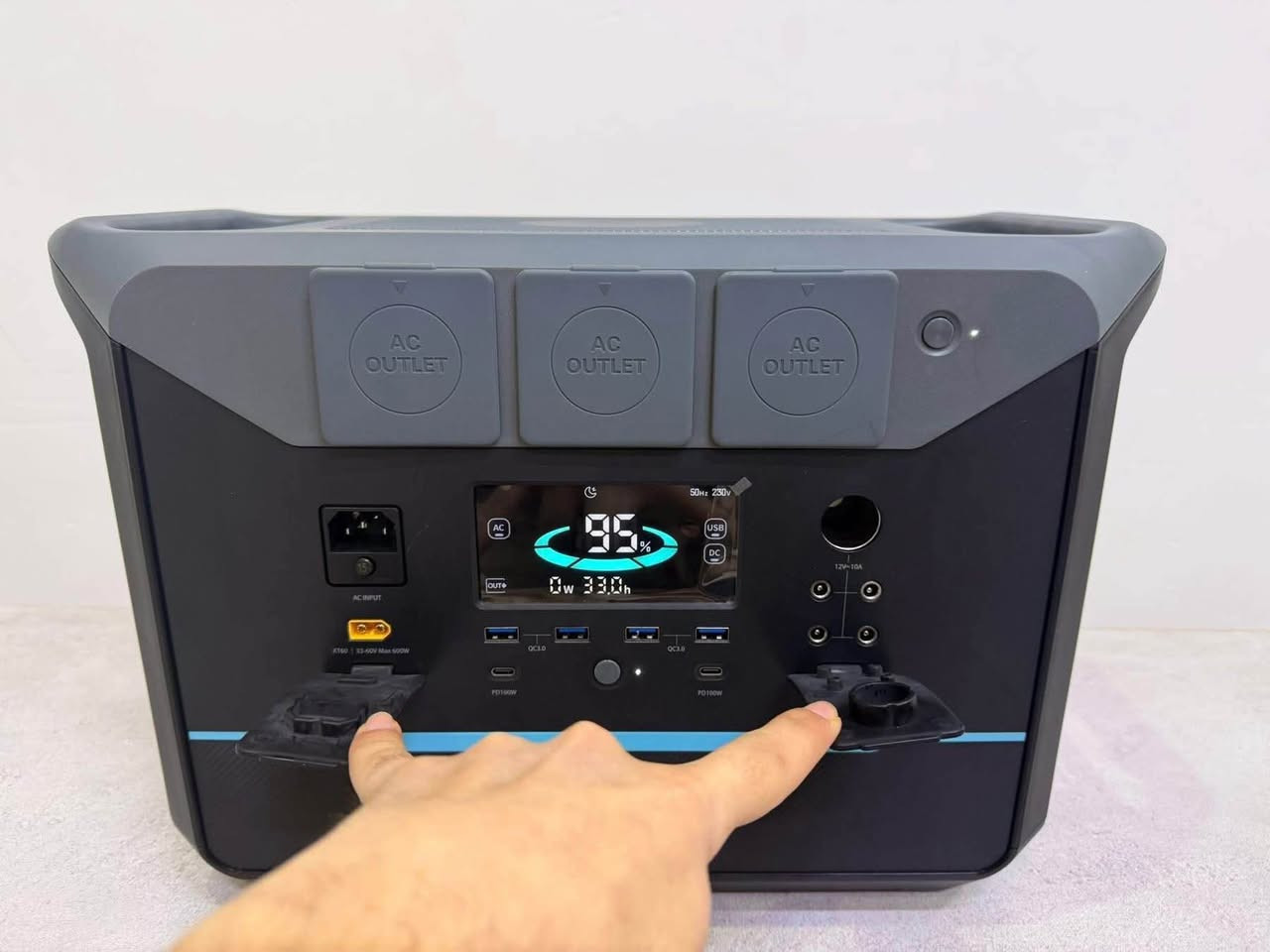 DaranEner NEO1500 Pro – محطة طاقة محمولة

المعلومات الأساسية

* الموديل: NEO1500 Pro
* الوزن الصافي: 18.7 كغم
* الأبعاد: 440 × 235 × 295 ملم
* السعة: 1382 واط-ساعة (Wh) / 25.6 فولت / 54 أمبير-ساعة (Ah)

المخارج

* مخرج AC: 230 فولت، 50 هرتز، 1800 واط
* AC Bypass: يتحمل لحد 2400 واط
* USB-A: شحن سريع حتى 24 واط
* USB-C ×2: حتى 100 واط
* ولاعة السيارة: 12 فولت، 10 أمبير، بحد أقصى 120 واط
* DC5521 ×4: 12 فولت، 10 أمبير، بحد أقصى 120 واط

المدخلات

* الشحن من الكهرباء: 200–240 فولت، 50 هرتز، 15 أمبير، بحد أقصى 2400 واط
* الطاقة الشمسية: 33–60 فولت DC، بحد أقصى 600 واط

البطارية

* النوع: LiFePO4 (فوسفات حديد الليثيوم)
* دورات الاستخدام: تقريباً 3500 دورة عند بقاء 80% من سعة البطارية
* درجة حرارة التفريغ: من -10 إلى 45° مئوية
* درجة حرارة الشحن: من 0 إلى 45° مئوية
* التخزين: يُنصح بشحنها مرة واحدة بالشهر 

السعر قابل لتفاوض  اي استفسار  متوفر وتساب 
*********** شط العرب, البصرة
