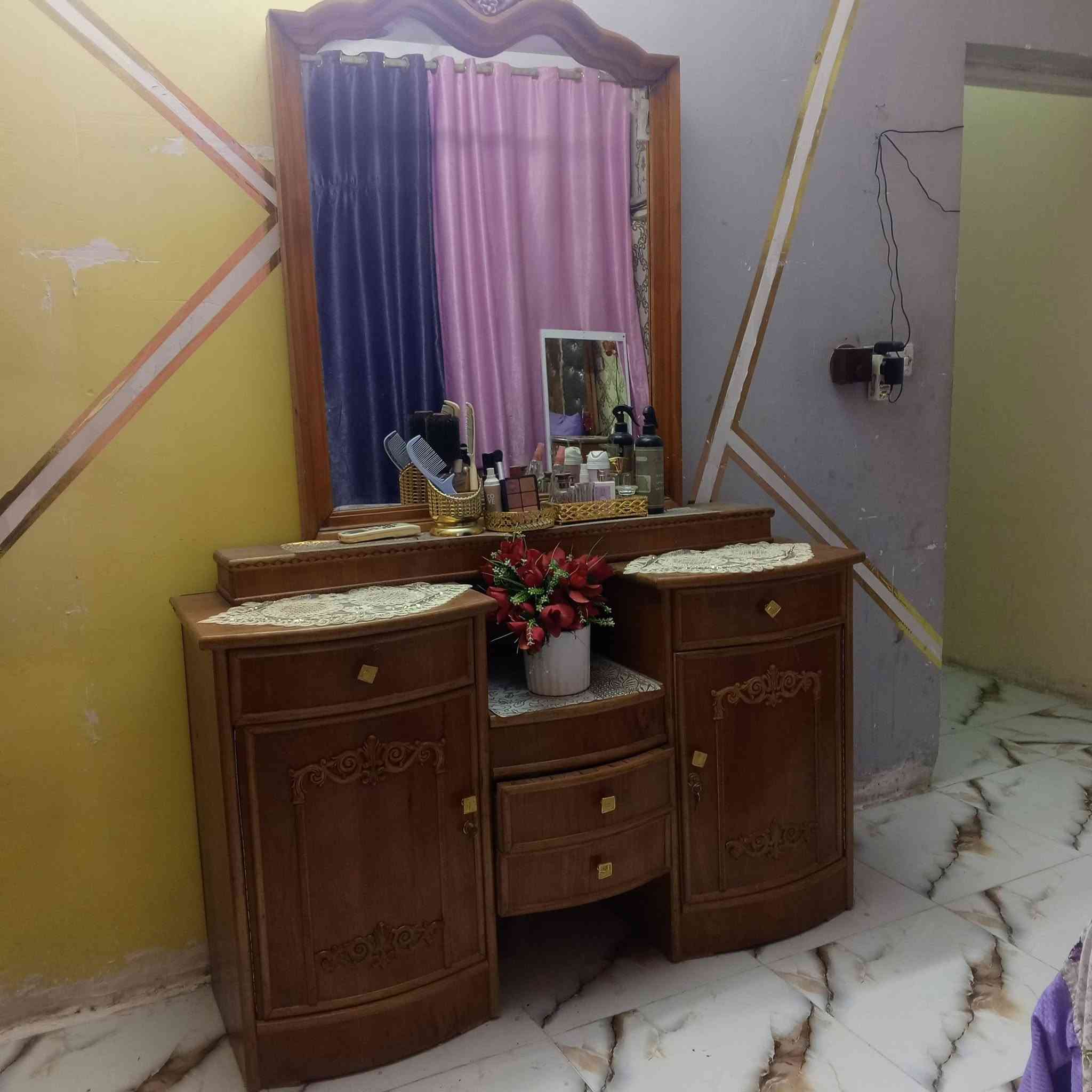 غرفه نوم داخل خارج صاج نظيفه مبيها اي ضرر تاج الجربايه موجود السعر 850 العنوان بغداد الشعلة ***********
