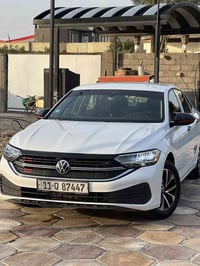 VW JETTA S 2024   كير عادي ماشيه 48 الف حادثها باب وهلال الجاملغ الخلف...